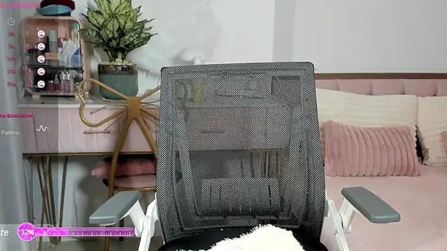 Snapshot of _Joliie_ chatting on 02/15/25, 08:01  Joliie  online show from 02/15/25, 08:01