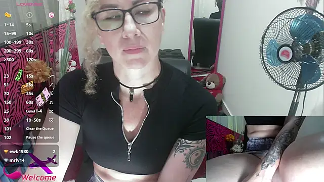 ViickySexy online show from 10/21/25, 08:20