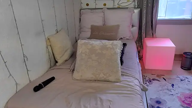 AlicianeFrancaise online show from 04/13/26, 09:48