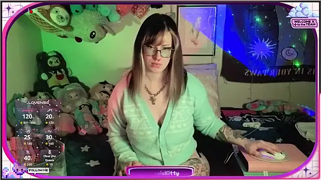 Snapshot of AmbrosiaKitty chatting on 04/17/26, 05:10 AmbrosiaKitty online show from 04/17/26, 05:10