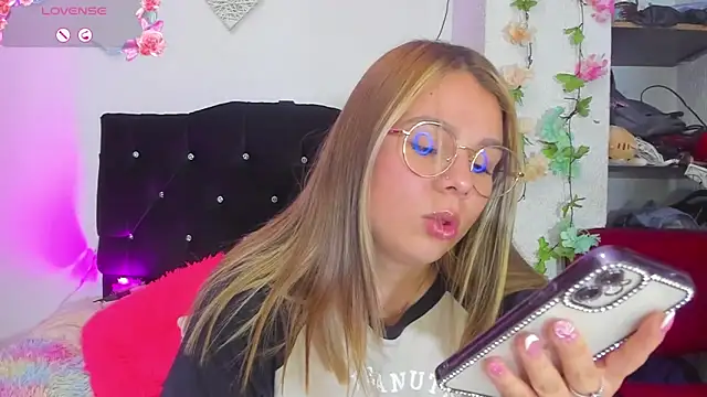 Snapshot of little_tifanny82 chatting on 02/26/25, 02:36 little tifanny82 online show from 02/26/25, 02:36