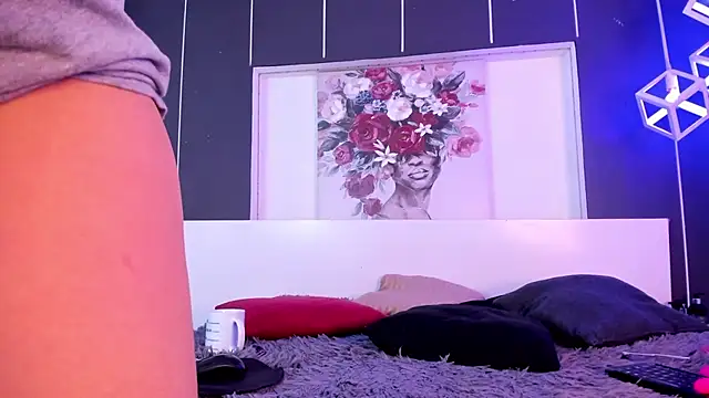 Snapshot of Alexxxholy chatting on 02/07/25, 01:43 Alexxxholy online show from 02/07/25, 01:43