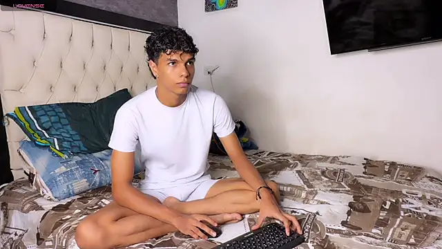 Snapshot of james_dreams_ chatting on 06/27/26, 11:43 james dreams online show from 06/27/26, 11:43