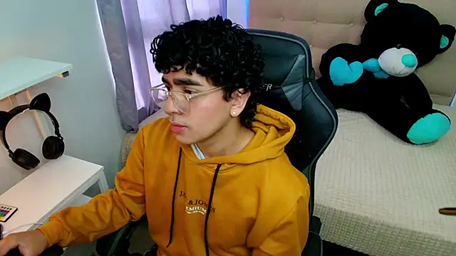 Snapshot of _nickconnor01 chatting on 12/23/24, 09:08 nickconnor01 online show from 12/23/24, 09:08