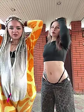 Snapshot of TwixCouple chatting on 11/28/25, 01:14 TwixCouple online show from 11/28/25, 01:14