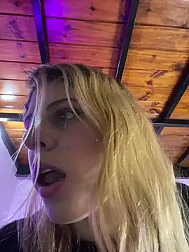 Snapshot of FlorBich chatting on 09/12/25, 01:06 FlorBich online show from 09/12/25, 01:06