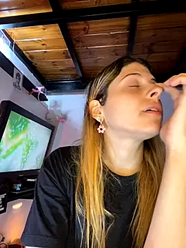 Snapshot of FlorBich chatting on 10/15/25, 01:44 FlorBich online show from 10/15/25, 01:44