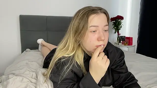 Embersweetbunny online show from 02/12/25, 11:07