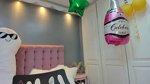 Snapshot of IssadoraJames chatting on 10/01/25, 09:43 IssadoraJames online show from 10/01/25, 09:43