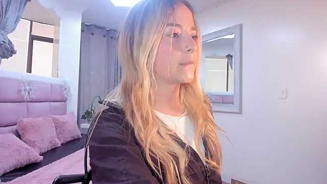 IssadoraJames online show from 12/04/25, 07:44