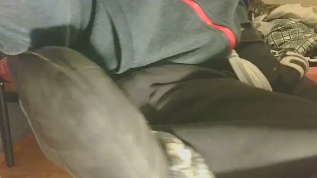 Snapshot of T0Yforeskin chatting on 04/11/26, 10:25 T0Yforeskin online show from 04/11/26, 10:25