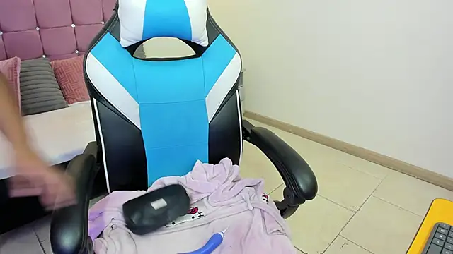 Lizzie Williams  online show from 02/12/26, 03:23