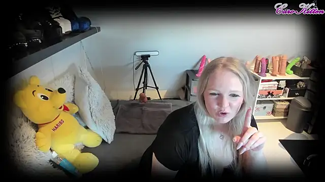 Snapshot of caro_kitten chatting on 03/21/25, 08:17 caro kitten online show from 03/21/25, 08:17