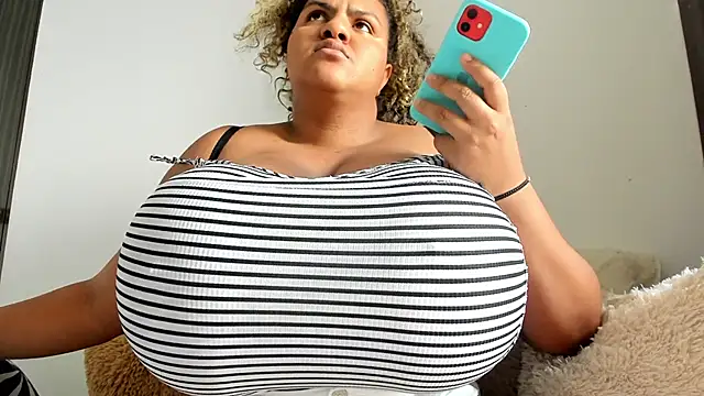 Snapshot of bigmom69_ chatting on 04/16/26, 05:25 bigmom69 online show from 04/16/26, 05:25