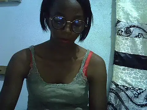 Snapshot of ElianeHot chatting on 02/17/25, 06:37 ElianeHot online show from 02/17/25, 06:37