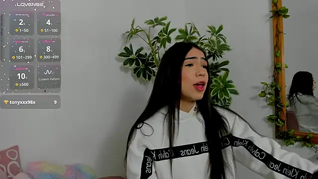 Snapshot of FaloonRoussel chatting on 12/23/25, 12:41 FaloonRoussel online show from 12/23/25, 12:41