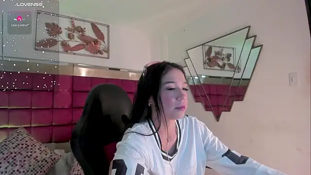 Snapshot of FaloonRoussel chatting on 02/20/26, 06:19 FaloonRoussel online show from 02/20/26, 06:19