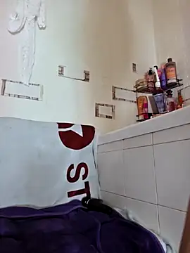 Snapshot of EmySkinny85 chatting on 03/19/26, 04:44 EmySkinny85 online show from 03/19/26, 04:44