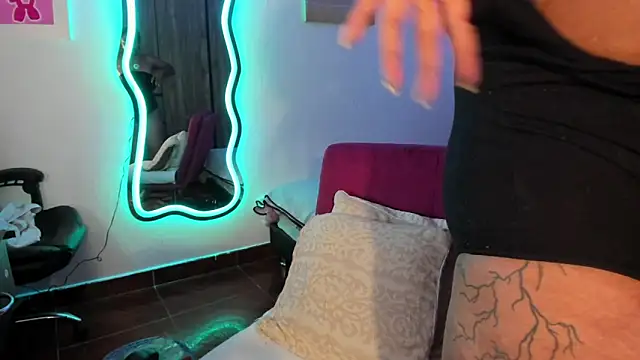 ladyrd1 online show from 03/04/25, 06:47