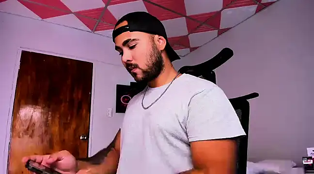 Snapshot of Sebas-hott chatting on 01/17/25, 03:34 Sebas-hott online show from 01/17/25, 03:34