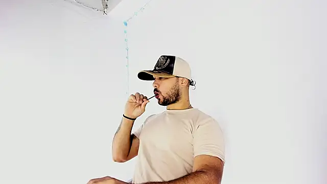 Snapshot of Sebas-hott chatting on 09/17/25, 10:22 Sebas-hott online show from 09/17/25, 10:22