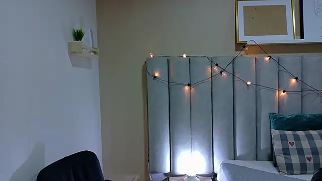 Snapshot of alaia-rogers chatting on 11/12/25, 11:32 alaia-rogers online show from 11/12/25, 11:32