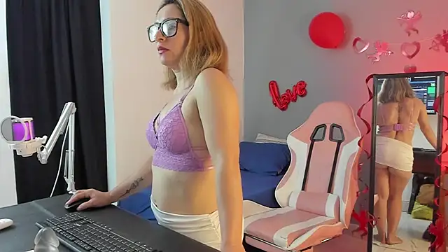 Snapshot of Yelena03 chatting on 02/13/25, 09:38 Yelena03 online show from 02/13/25, 09:38