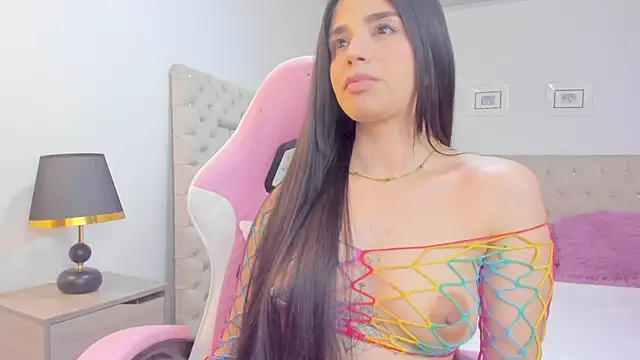 Snapshot of carlaperez_ chatting on 10/18/25, 10:43 carlaperez  online show from 10/18/25, 10:43