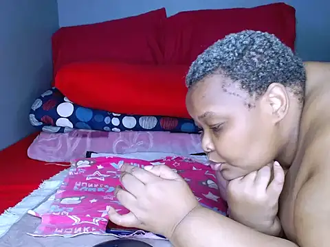 Snapshot of fatafricanqueen chatting on 04/16/26, 07:14 fatafricanqueen online show from 04/16/26, 07:14