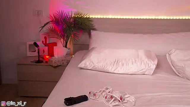 Lexi Reed online show from 10/17/25, 02:08