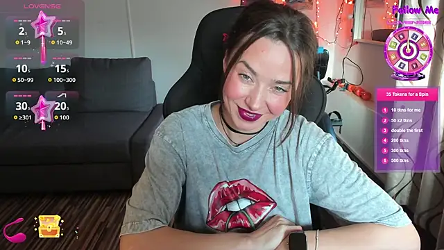 Snapshot of PlayfulGoddess chatting on 11/25/25, 01:11 PlayfulGoddess online show from 11/25/25, 01:11