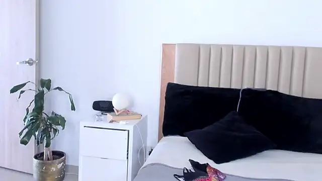 AnaHenao online show from 10/15/25, 05:24