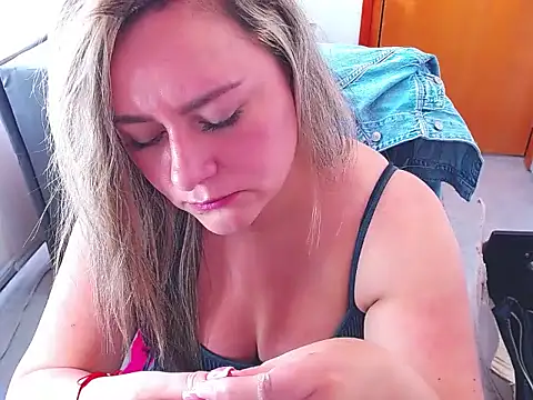 Snapshot of KikaxLove chatting on 04/01/26, 05:32 KikaxLove online show from 04/01/26, 05:32