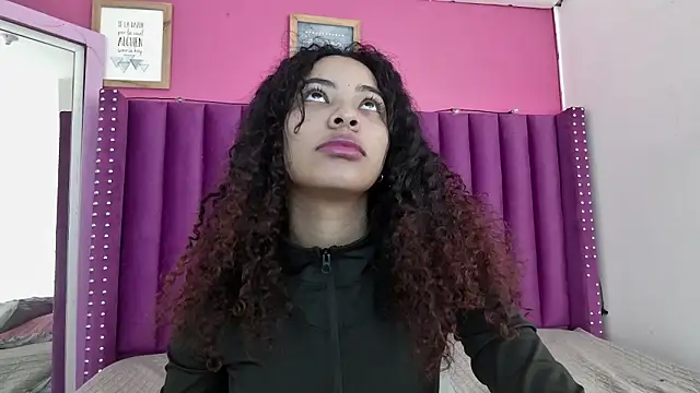 Snapshot of littleebonny chatting on 03/12/26, 12:33 littleebonny online show from 03/12/26, 12:33