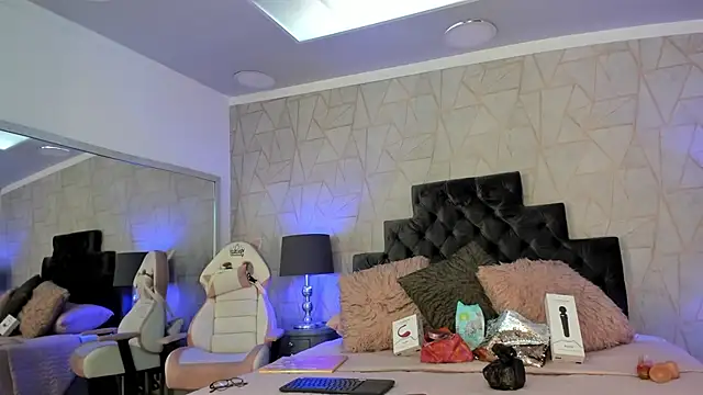 emily parkerr online show from 02/10/25, 01:22