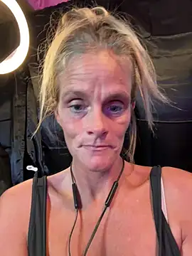 Snapshot of vixendoll87 chatting on 12/26/24, 02:12 vixendoll87 online show from 12/26/24, 02:12