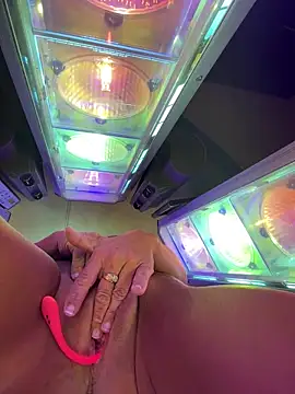 Snapshot of vixendoll87 chatting on 01/14/25, 04:40 vixendoll87 online show from 01/14/25, 04:40