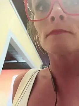 Snapshot of vixendoll87 chatting on 01/29/25, 11:04 vixendoll87 online show from 01/29/25, 11:04