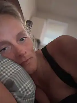 Snapshot of vixendoll87 chatting on 02/17/25, 02:37 vixendoll87 online show from 02/17/25, 02:37