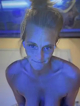 Snapshot of vixendoll87 chatting on 02/24/25, 12:09 vixendoll87 online show from 02/24/25, 12:09