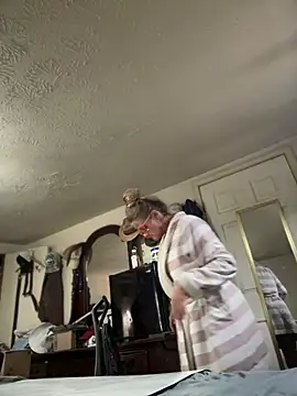 Snapshot of vixendoll87 chatting on 03/02/25, 10:59 vixendoll87 online show from 03/02/25, 10:59