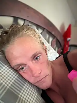 Snapshot of vixendoll87 chatting on 03/18/25, 01:20 vixendoll87 online show from 03/18/25, 01:20