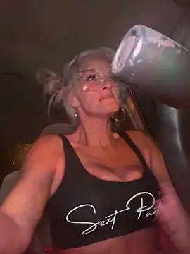 Snapshot of vixendoll87 chatting on 11/26/25, 12:33 vixendoll87 online show from 11/26/25, 12:33