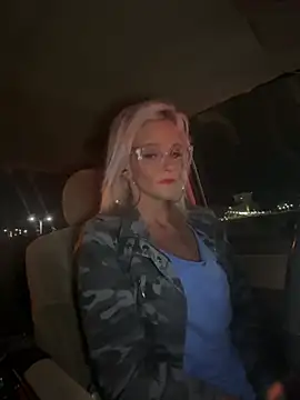 Snapshot of vixendoll87 chatting on 01/18/26, 12:25 vixendoll87 online show from 01/18/26, 12:25