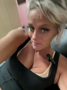 Snapshot of vixendoll87 chatting on 04/09/26, 02:44 vixendoll87 online show from 04/09/26, 02:44