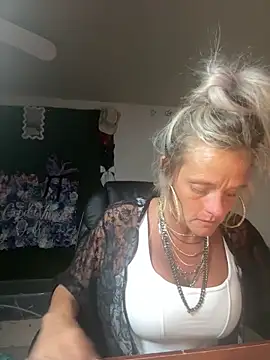 Snapshot of vixendoll87 chatting on 04/15/26, 04:14 vixendoll87 online show from 04/15/26, 04:14