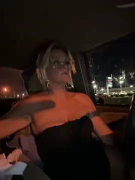 Snapshot of vixendoll87 chatting on 04/17/26, 12:57 vixendoll87 online show from 04/17/26, 12:57