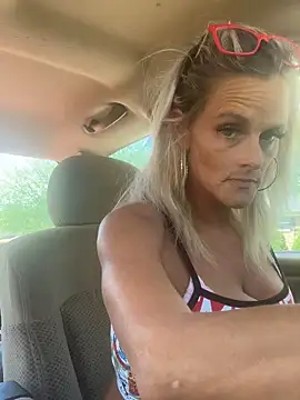 Snapshot of vixendoll87 chatting on 04/22/26, 06:42 vixendoll87 online show from 04/22/26, 06:42