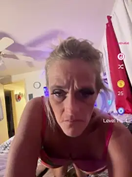 Snapshot of vixendoll87 chatting on 04/28/26, 01:48 vixendoll87 online show from 04/28/26, 01:48