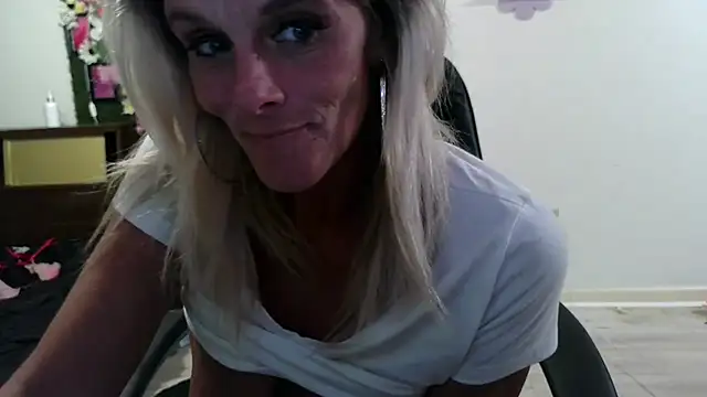 Snapshot of vixendoll87 chatting on 07/25/26, 12:53 vixendoll87 online show from 07/25/26, 12:53